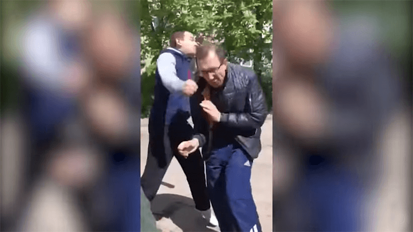 Охуевший айтишнег пиздил пенсионеров за то, что они, обустраивая двор, лишили его паркоместа