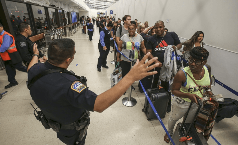 От 27 до 118 тысяч айтишников готовы свалить из Украины, как только откроют границы